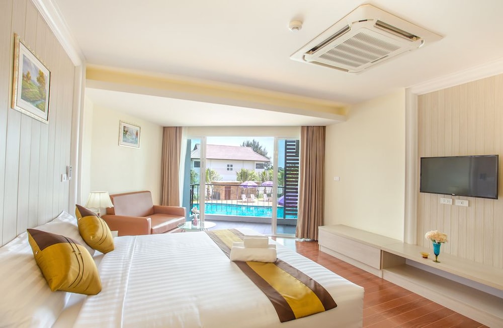 Saint Tropez Beach Resort Hotel 18/74
