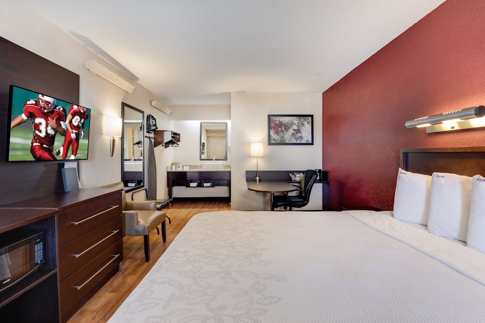 Super 8 by Wyndham Deerfield/Northbrook 11/23