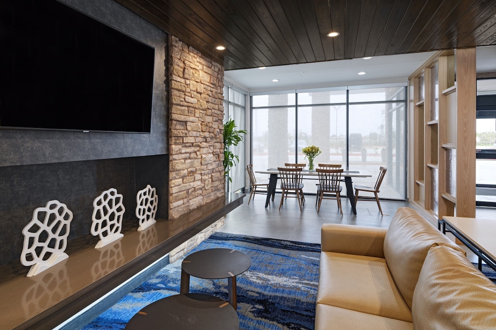 Fairfield Inn & Suites by Marriott Waller 17/28