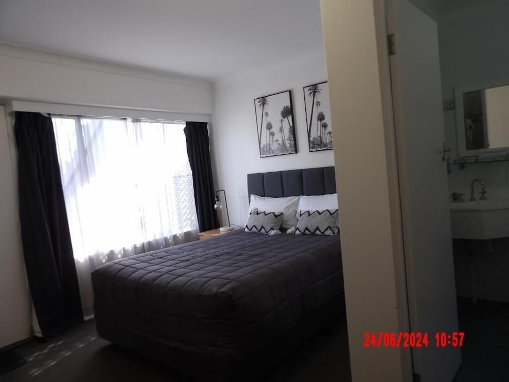 MOTEL 617 36/66
