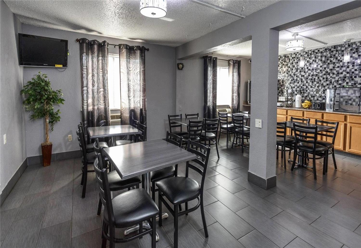 Travelodge By Wyndham Muskegon 6/8