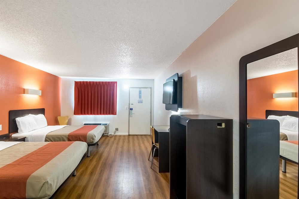 Motel 6 Clinton OK 51/64