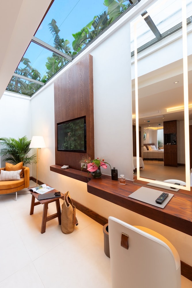 THE XON HOTEL 29/50