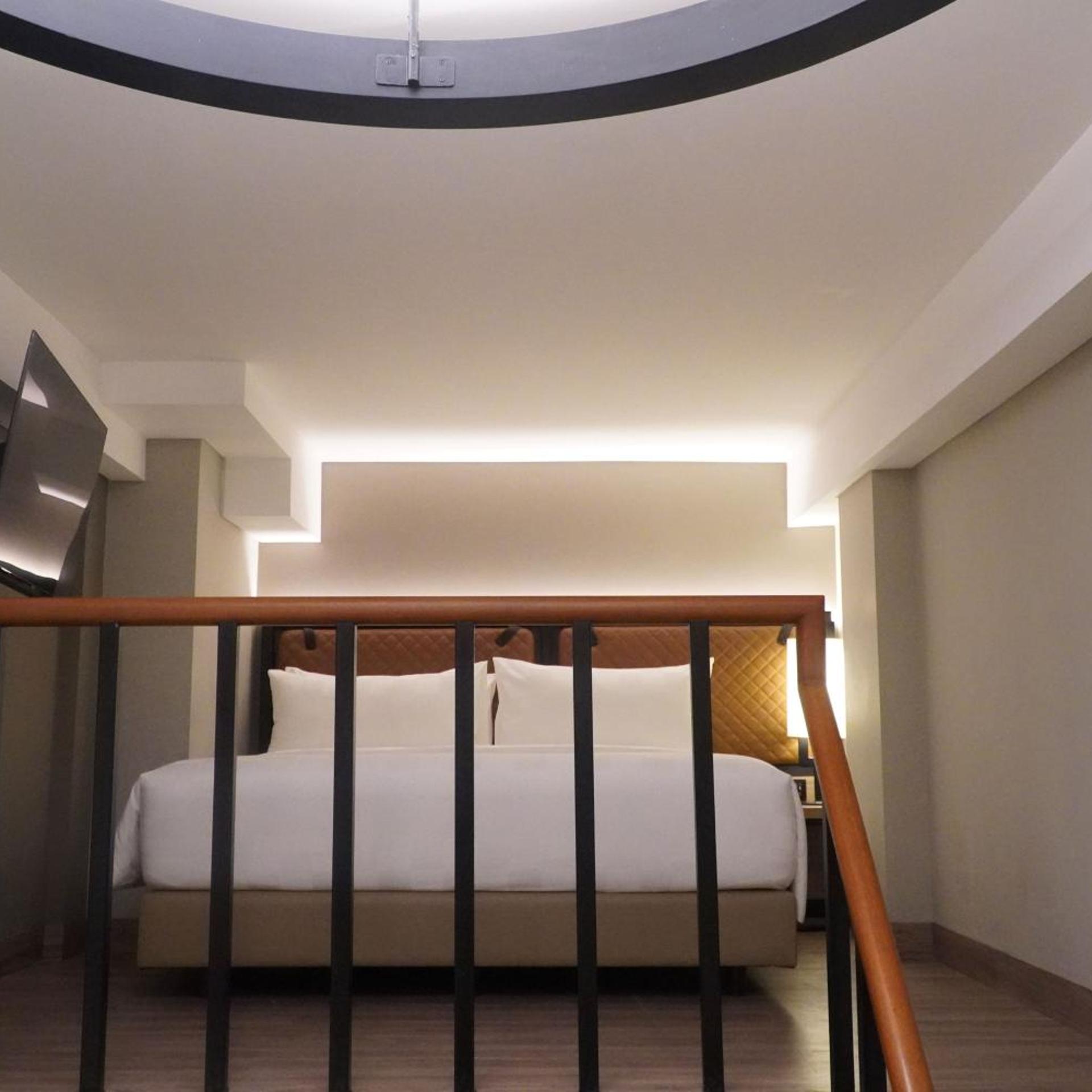 Mezzanine, Deluxe