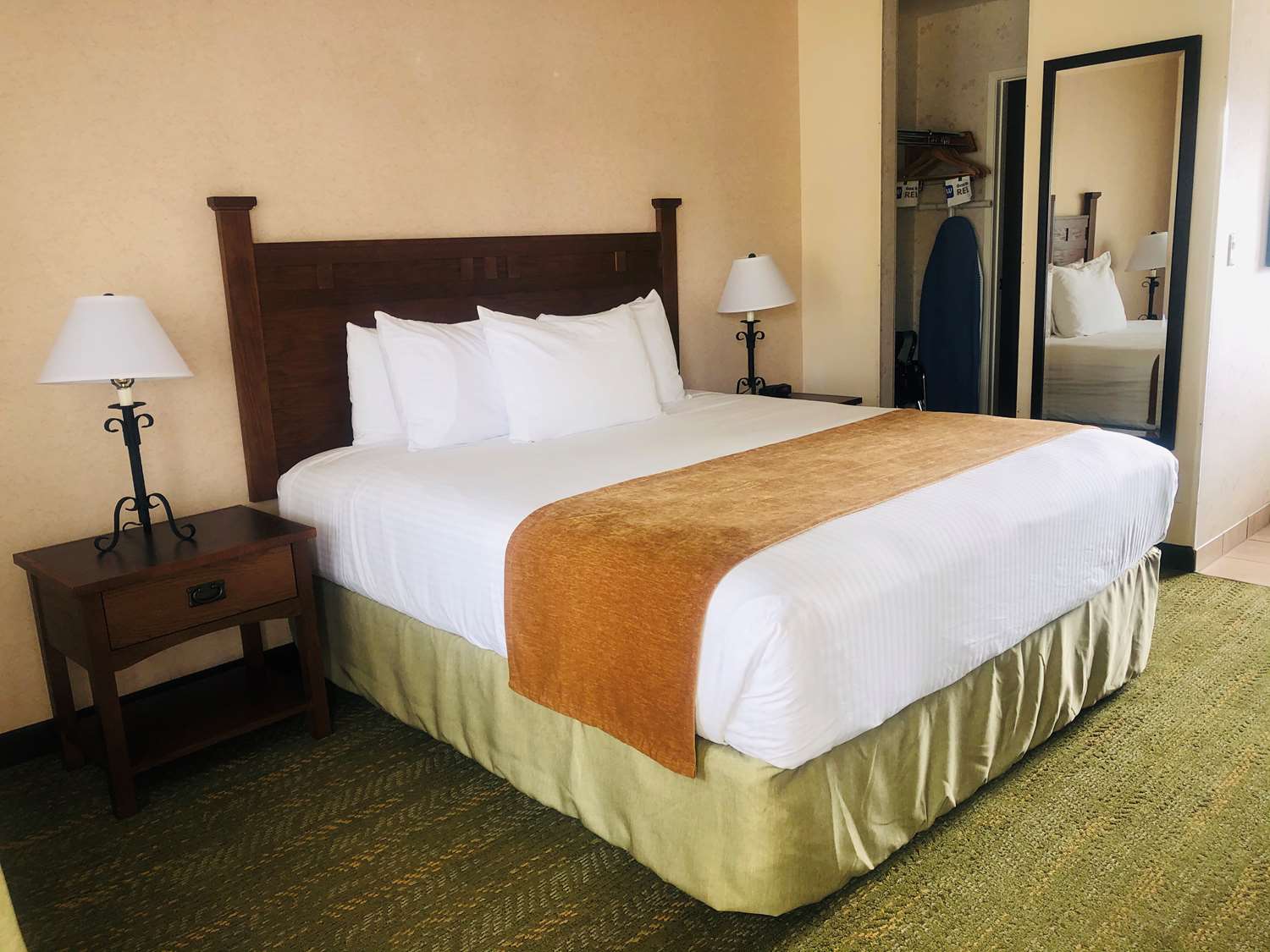 Room, King Bed, Kitchen