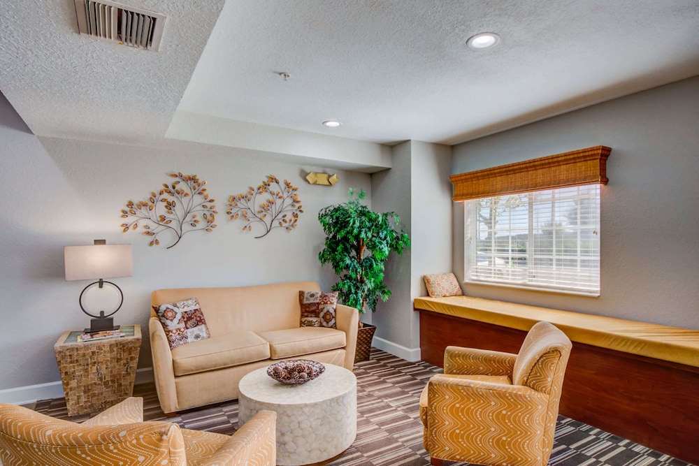 Microtel Inn Suites By Wyndham Zephyrhills 32/48