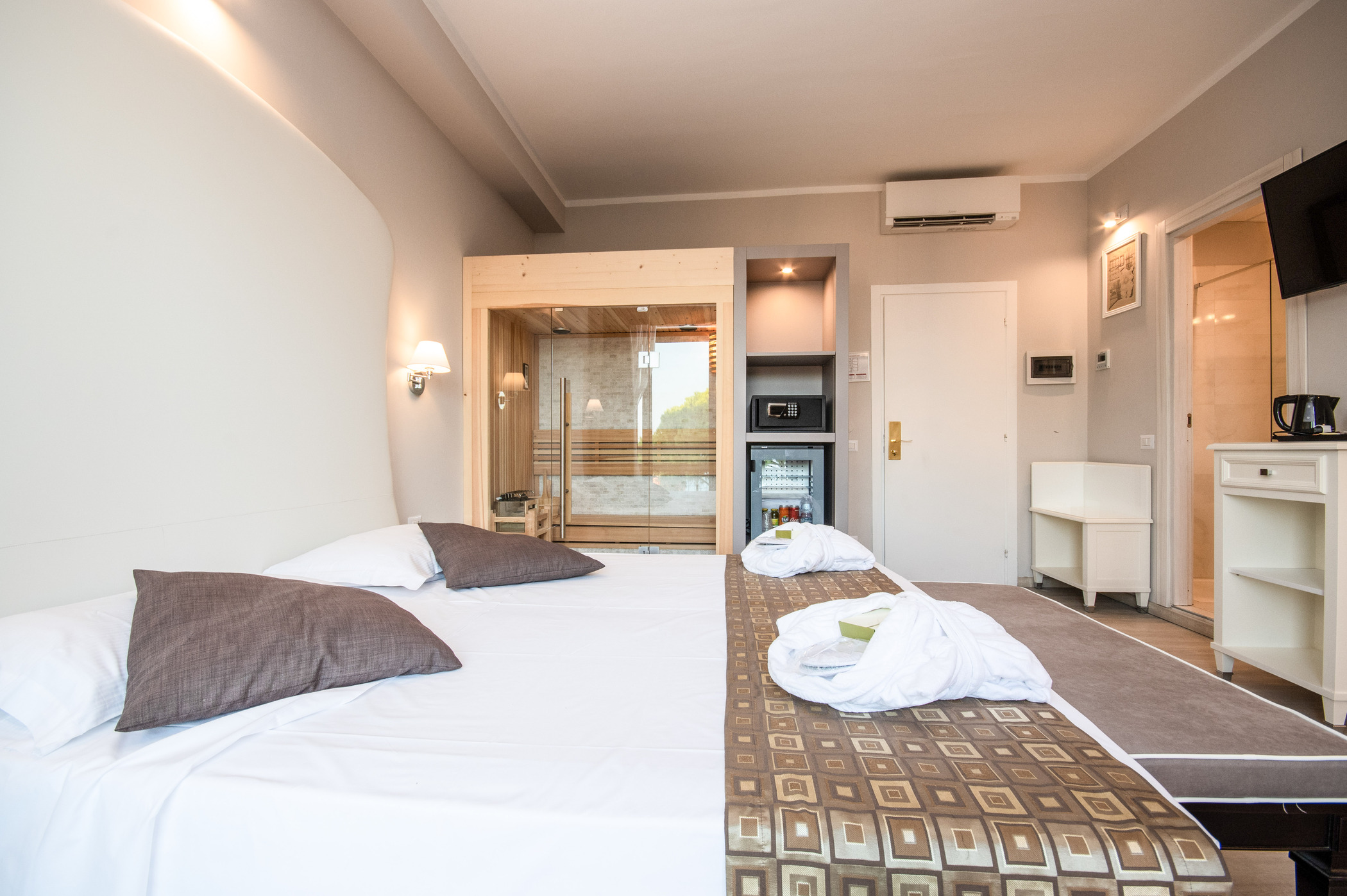 Wellness, Lake View, Sauna, Jetted Tub, Balcony