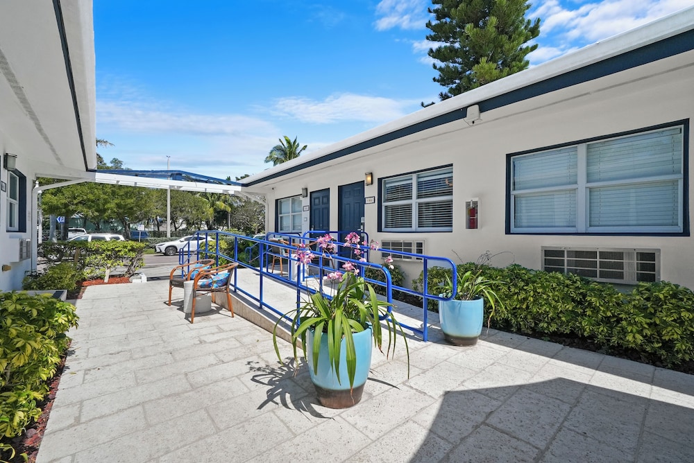 Hollywood Beach Suites Hostel Hotel 64/75