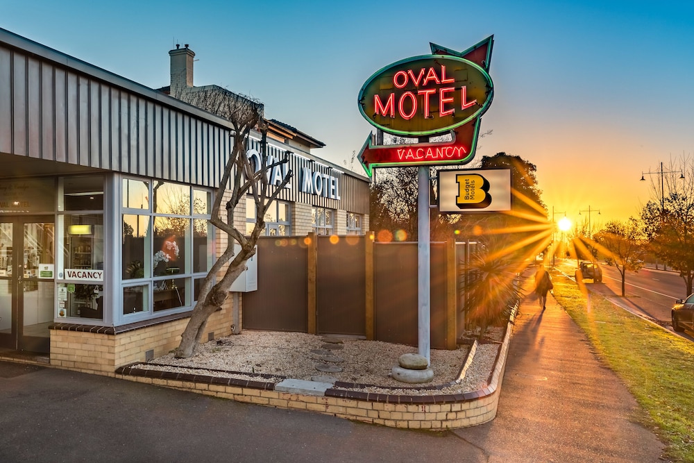 Oval Motel 36/42