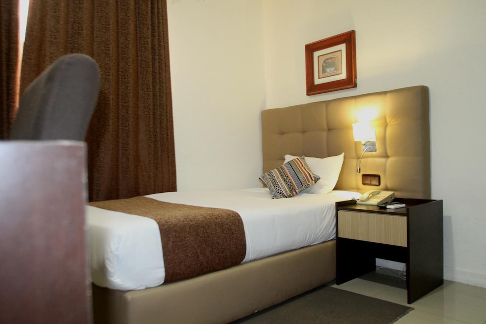 HOTEL MONTE CARLO 30/52