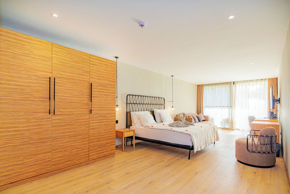 Superior, King Bed, Ocean View, Sofa