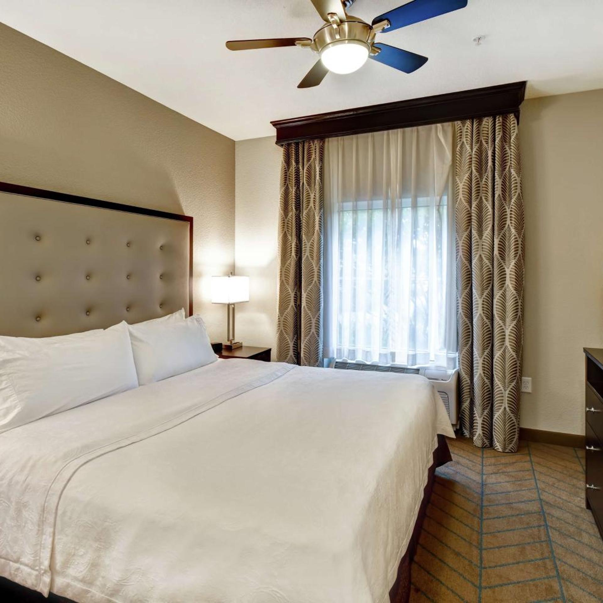 1 Bedroom, Suite, King Bed, Sofa