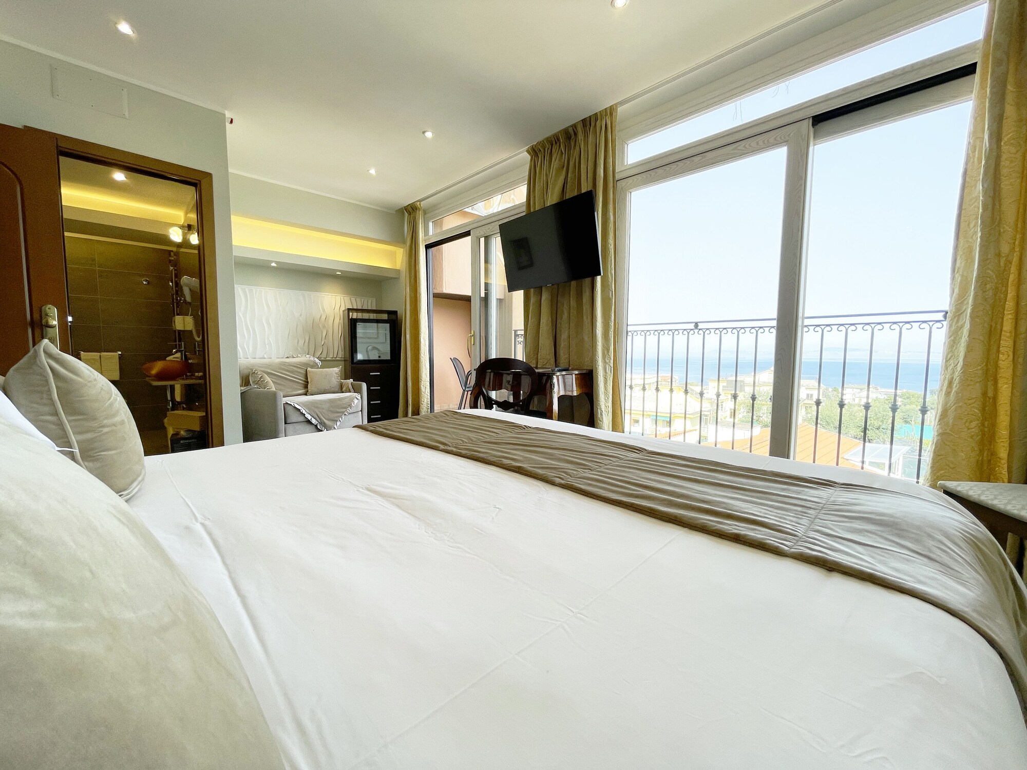 DELUXE, SEA VIEW, BALCONY