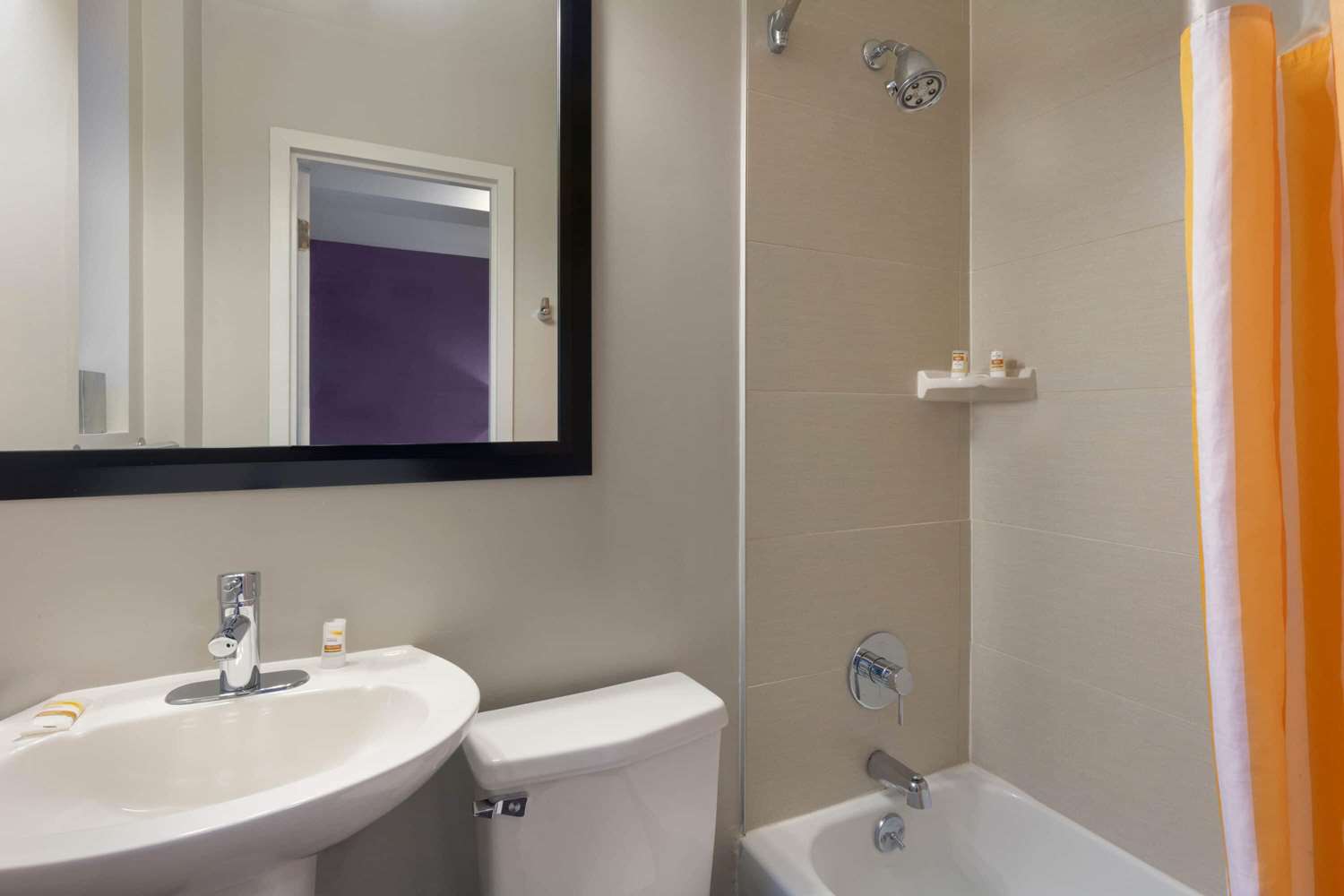 La Quinta Inn & Suites by Wyndham New York City Central Park 57/61