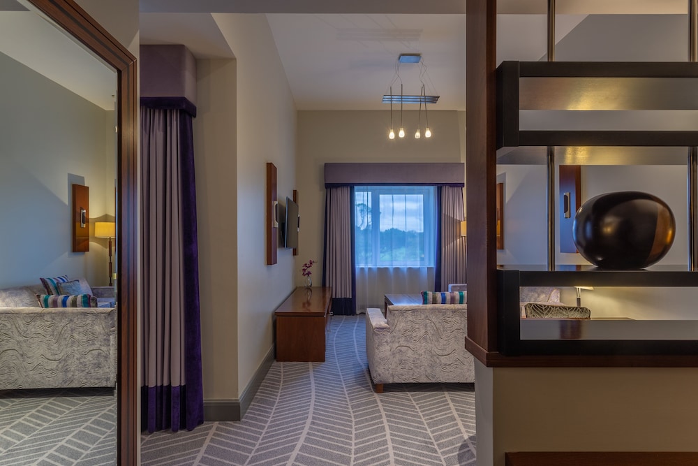 Junior Suite, King Bed, Park View, Crowne Plaza Dublin Airport 7/7