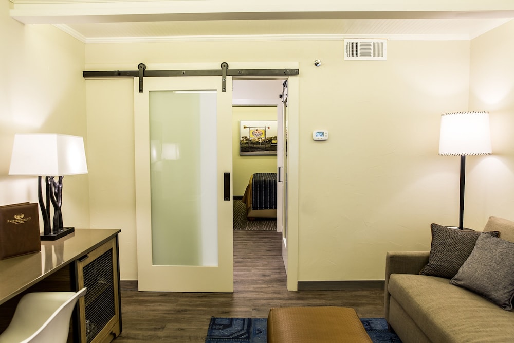 Fredericksburg Inn And Suites 30/53