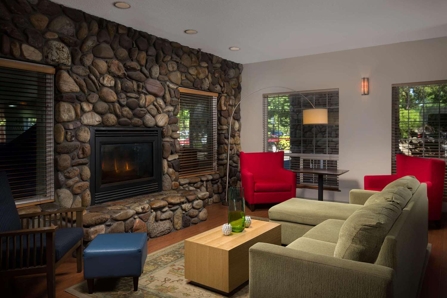 Country Inn & Suites by Radisson, Portland International Airport, OR 25/31