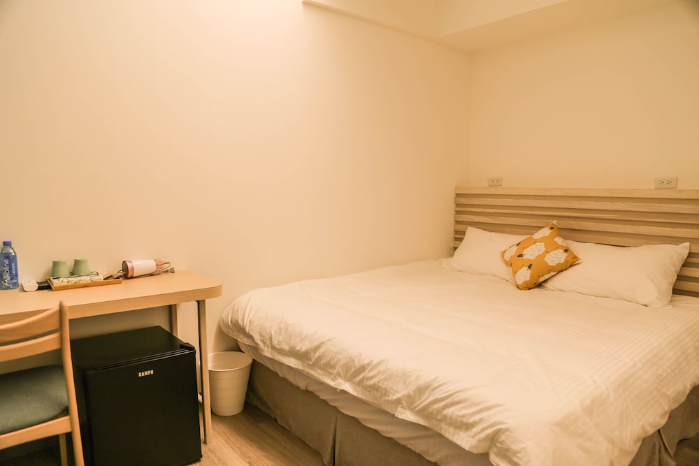 Economy, Queen Bed, No Window
