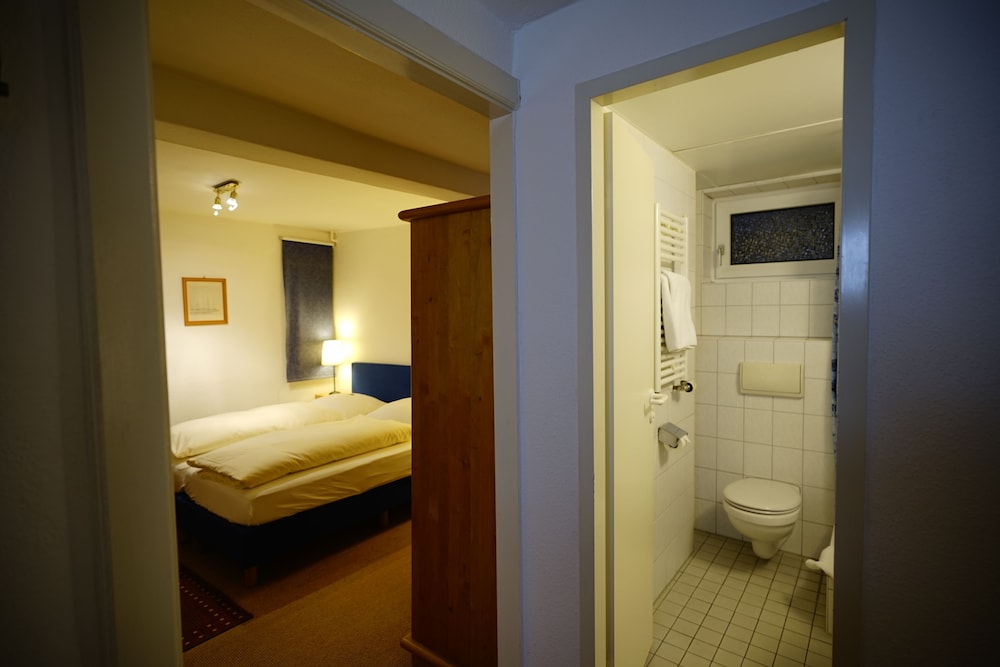 MD-RABE'S HOTEL KIEL 46/49