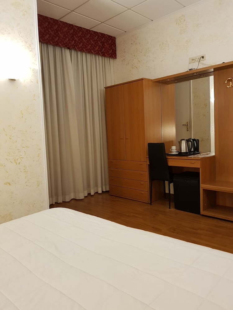 Hotel Julia 32/66