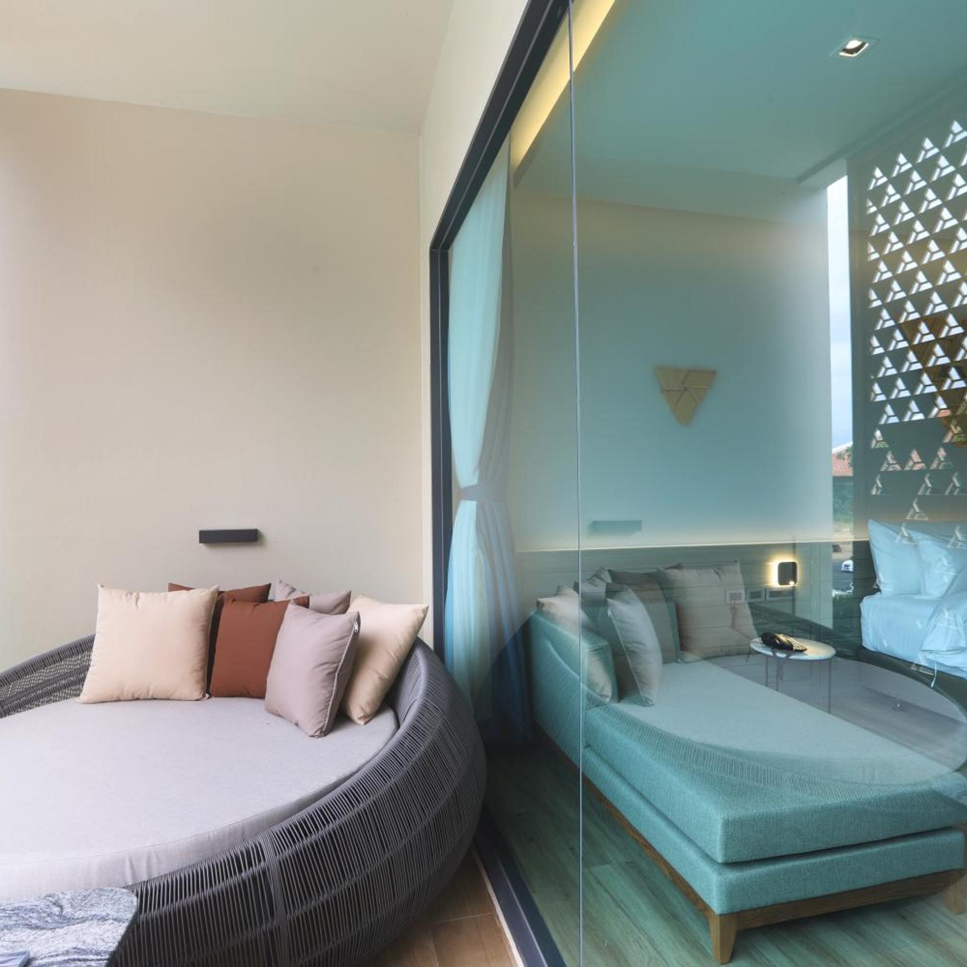 Suite, King Bed, Pool View