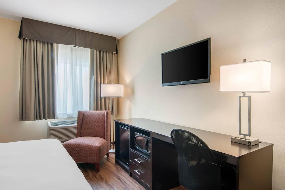 Econo Lodge Inn & Suites Springfield Main Street 32/63