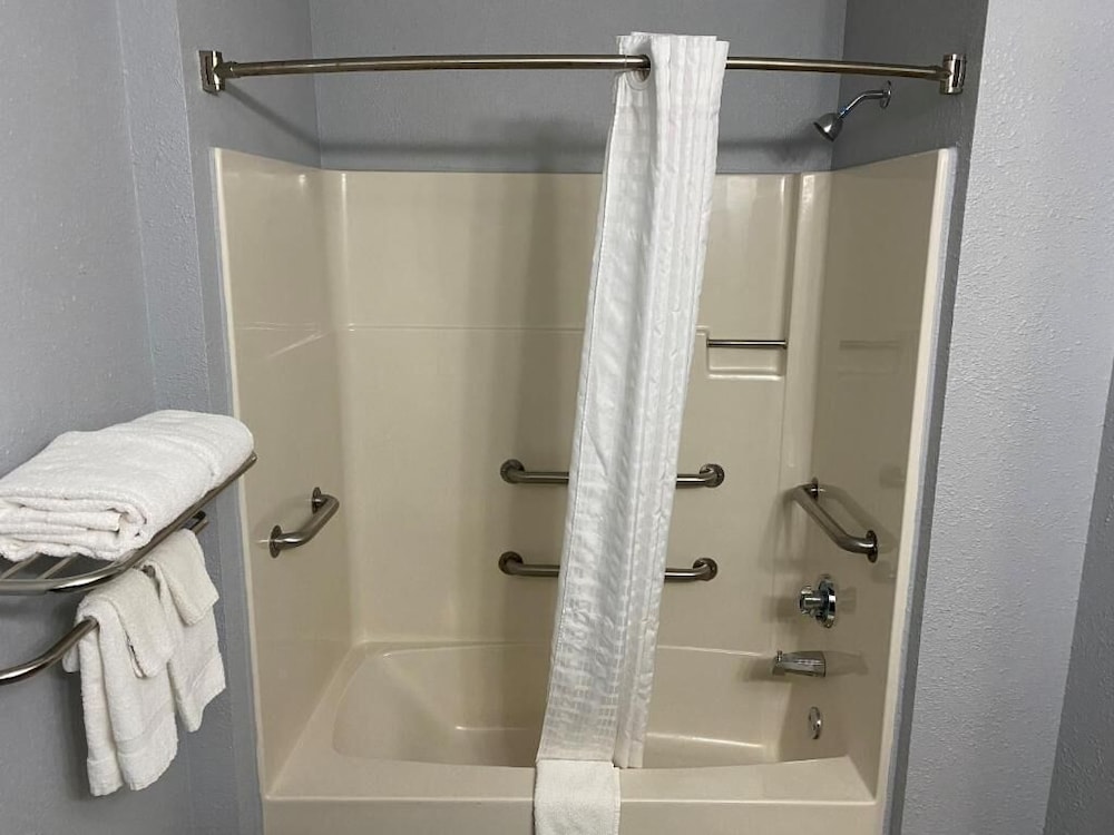 Economy Inn Suites Cedar Rapids 49/50