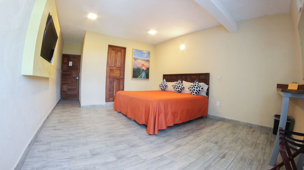 Valenciana Midway Inn 8/50