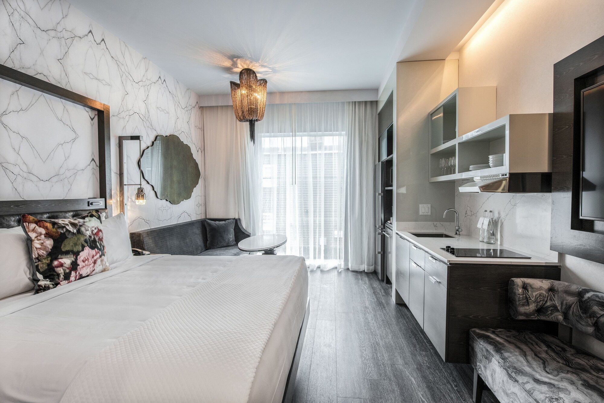 STUDIO, SUITE, KING BED, SOFA, KITCHEN