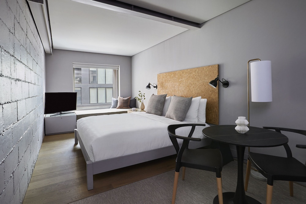 COMFORT, STUDIO, KING BED