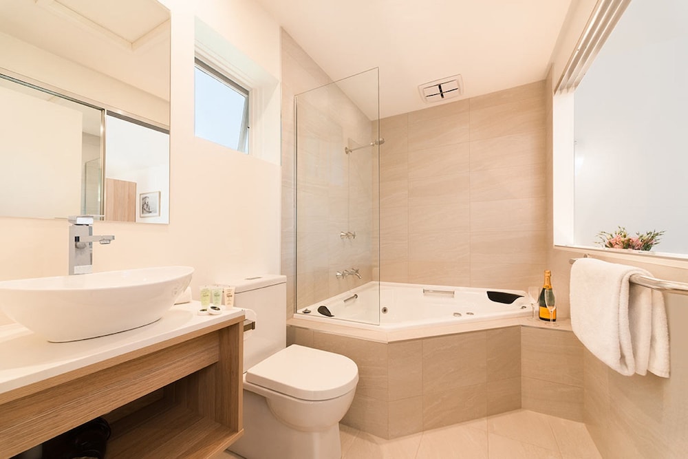 Boathouse Resort Studios & Suites 16/69