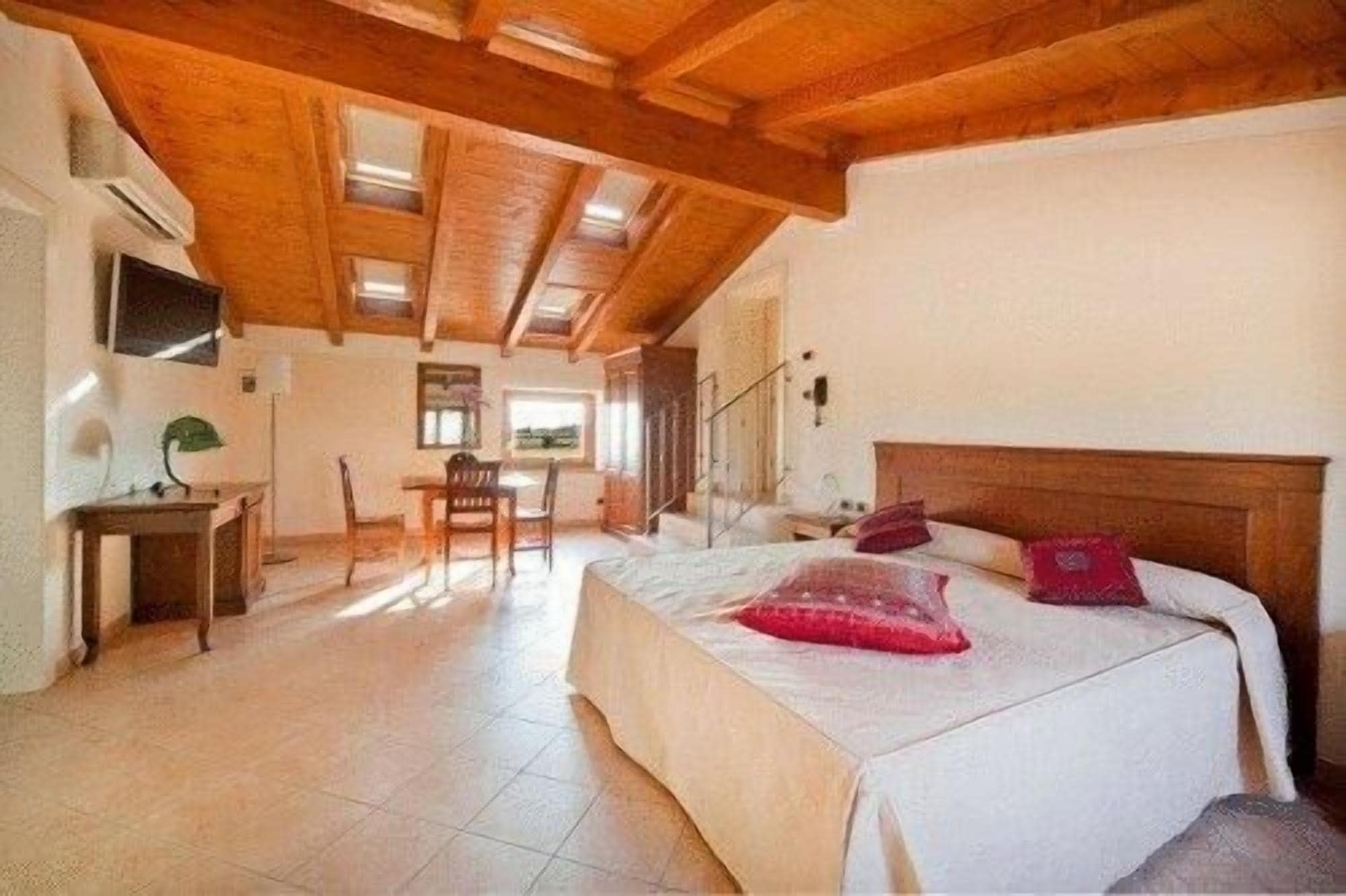 ROOM, DOUBLE OR TWIN BED