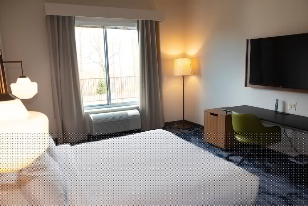 Fairfield Inn & Suites by Marriott Marquette 17/37