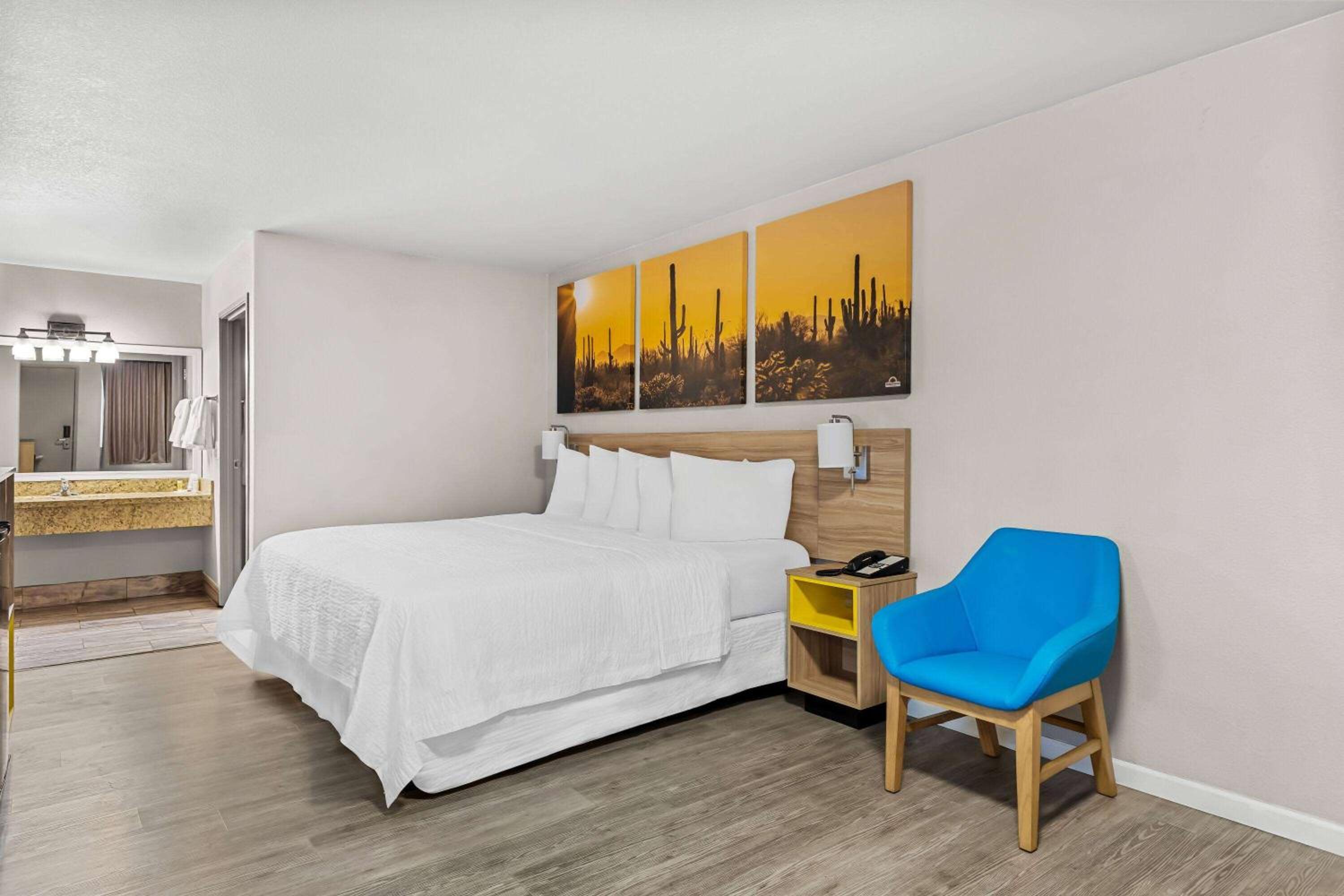 غرفة بسرير كينج للمدخنين، Days Inn by Wyndham Buckeye 3/6