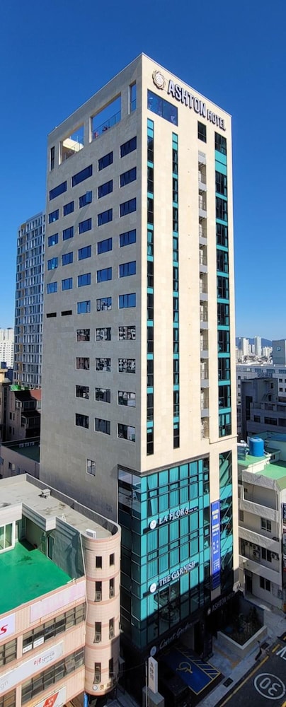 Ashton Hotel 1/16