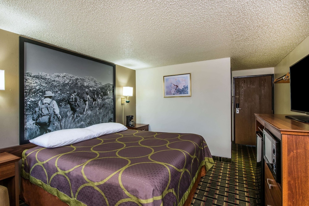 غرفة بسرير كينج، Super 8 by Wyndham Pueblo 2/4