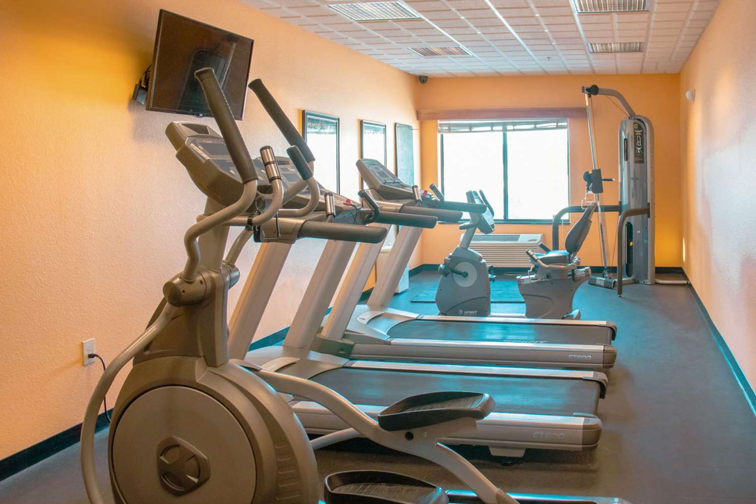 Comfort Inn & Suites Grand Forks near Alerus Center 20/27