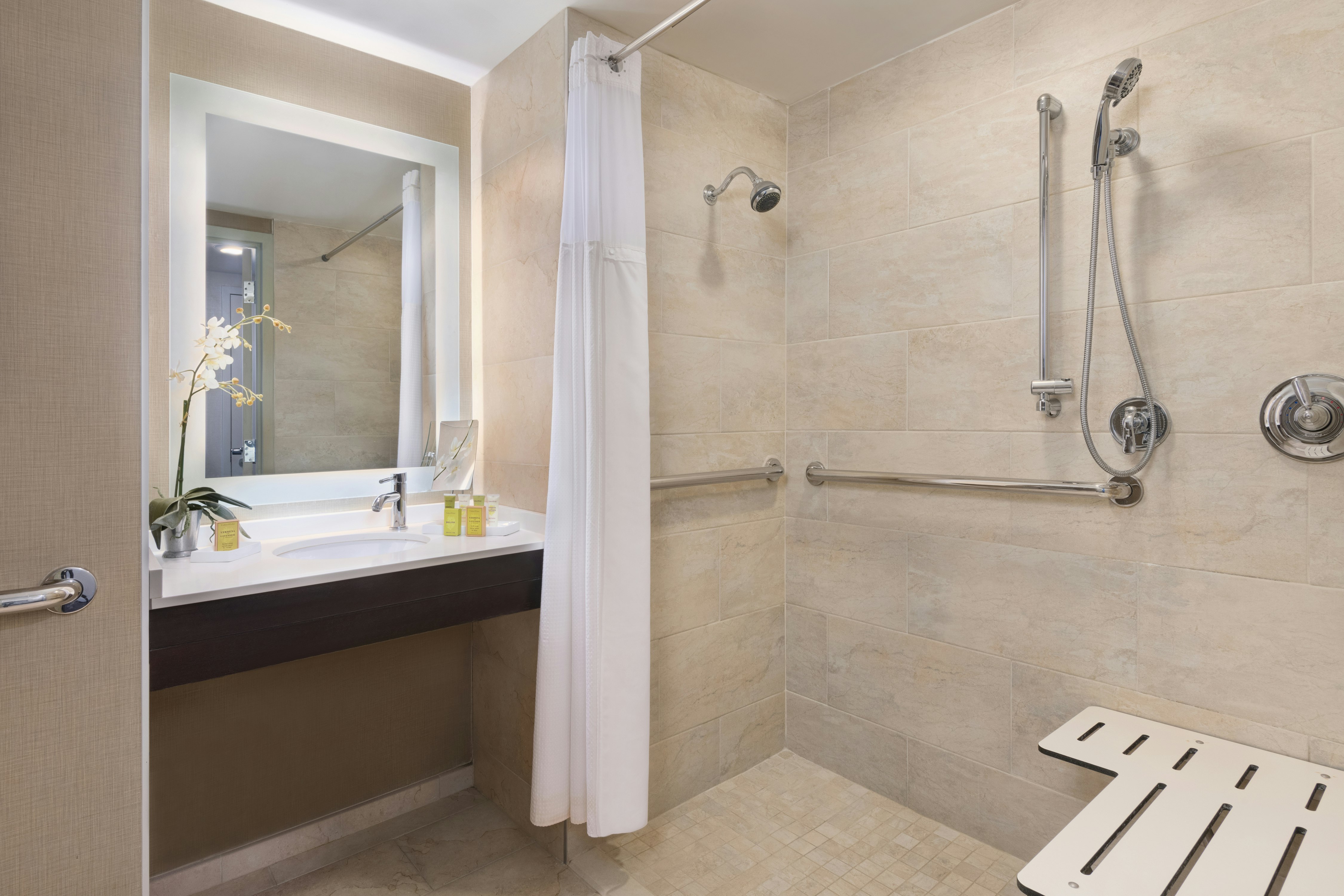 JUNIOR SUITE, KING BED, ACCESSIBLE