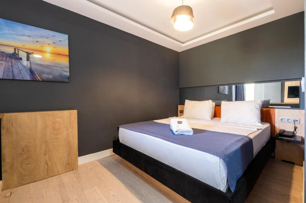 Deluxe, Double Bed, Lateral Side Sea View