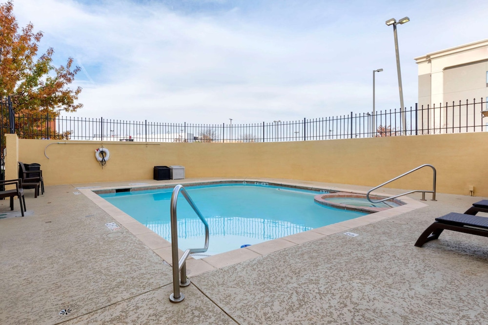 Comfort Suites West Dallas Cockrell Hill 6/35