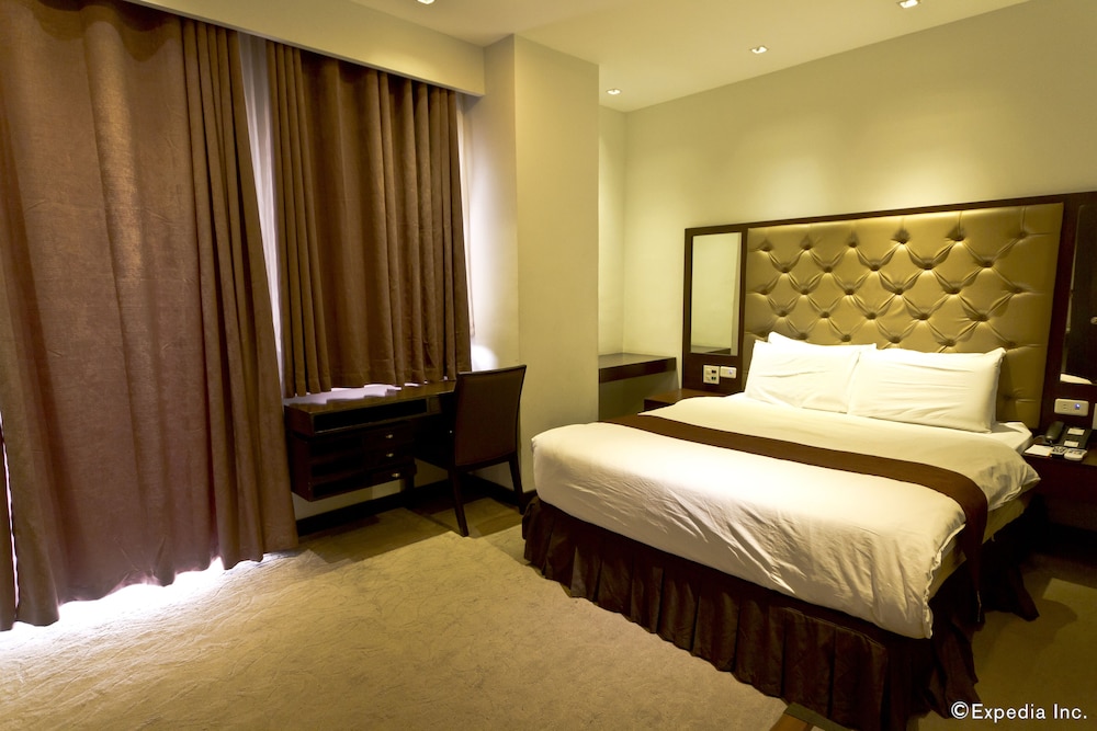 Castle Peak Hotel 23/71