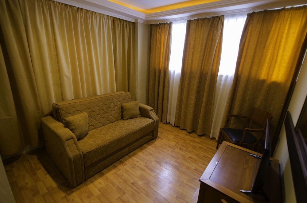 LYDIA HOTEL 46/82