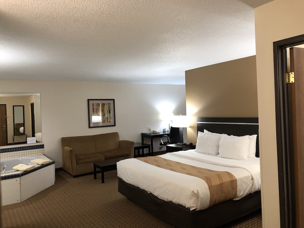Quality Inn & Suites Sun Prairie Madison East 8/32