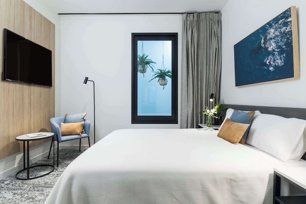Inner, King Bed, No Window