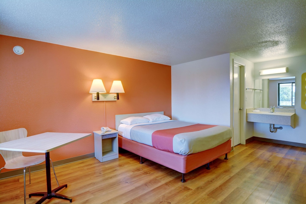 Motel6 Chicopee, MA - Springfield 23/37