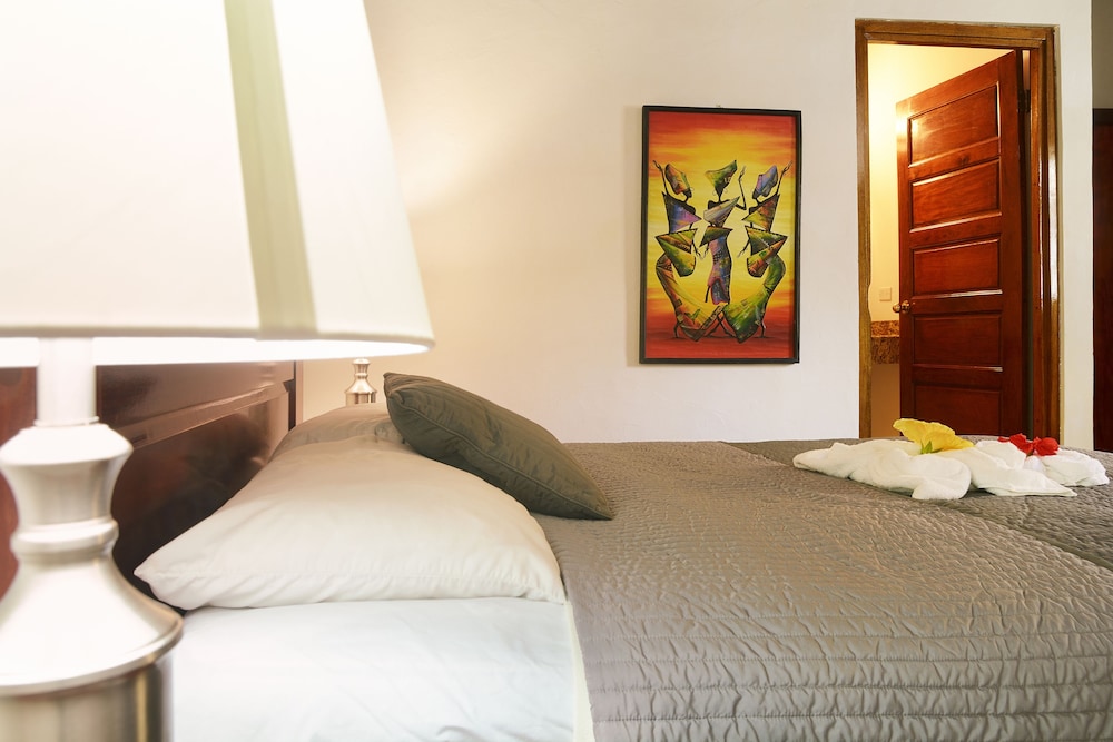 Parrot Cove Lodge 24/72