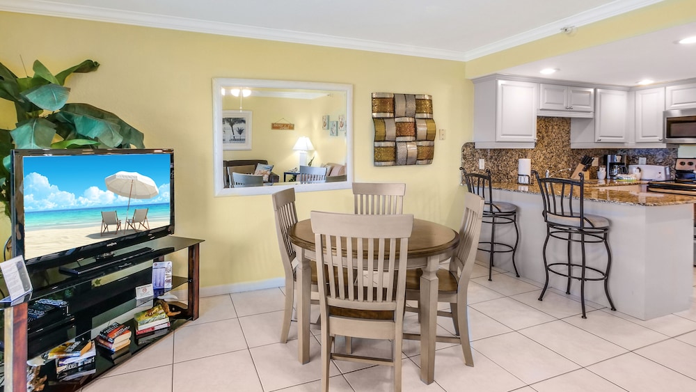 South Beach Condo Hotel 43/50