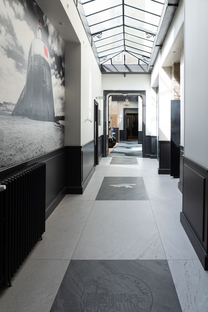 Hotel De L Univers 64/69