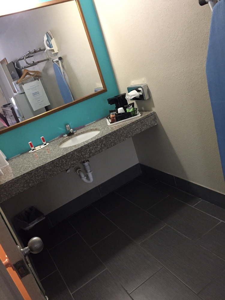 Howard Johnson By Wyndham Dothan 8/25