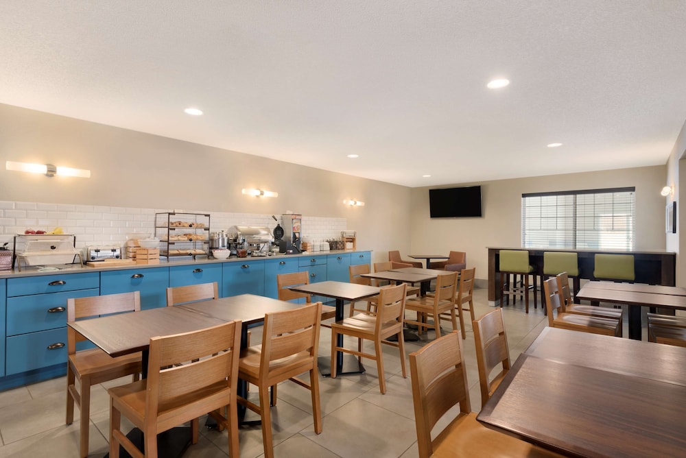 Country Inn & Suites by Radisson, Chippewa Falls, WI 22/25